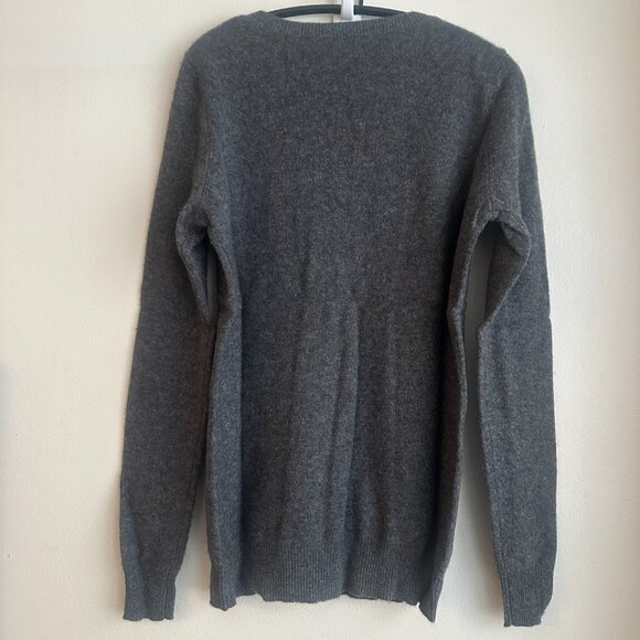 C by Bloomingdale's grey v-neck 2-ply cashmere sweater. Good condition. Size XS. - Picture 4 of 9